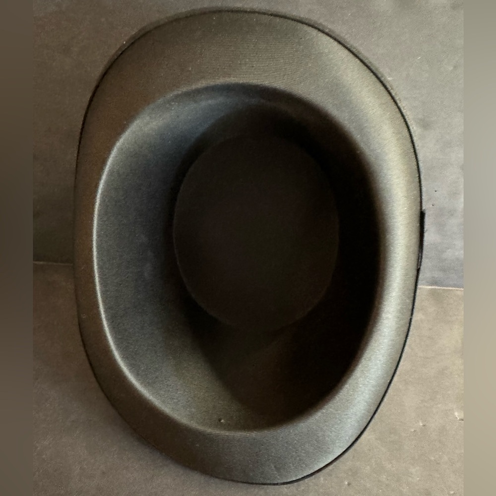 Vintage satin top hat with black ribbon band.Measurements in listing photo - Picture 9 of 9